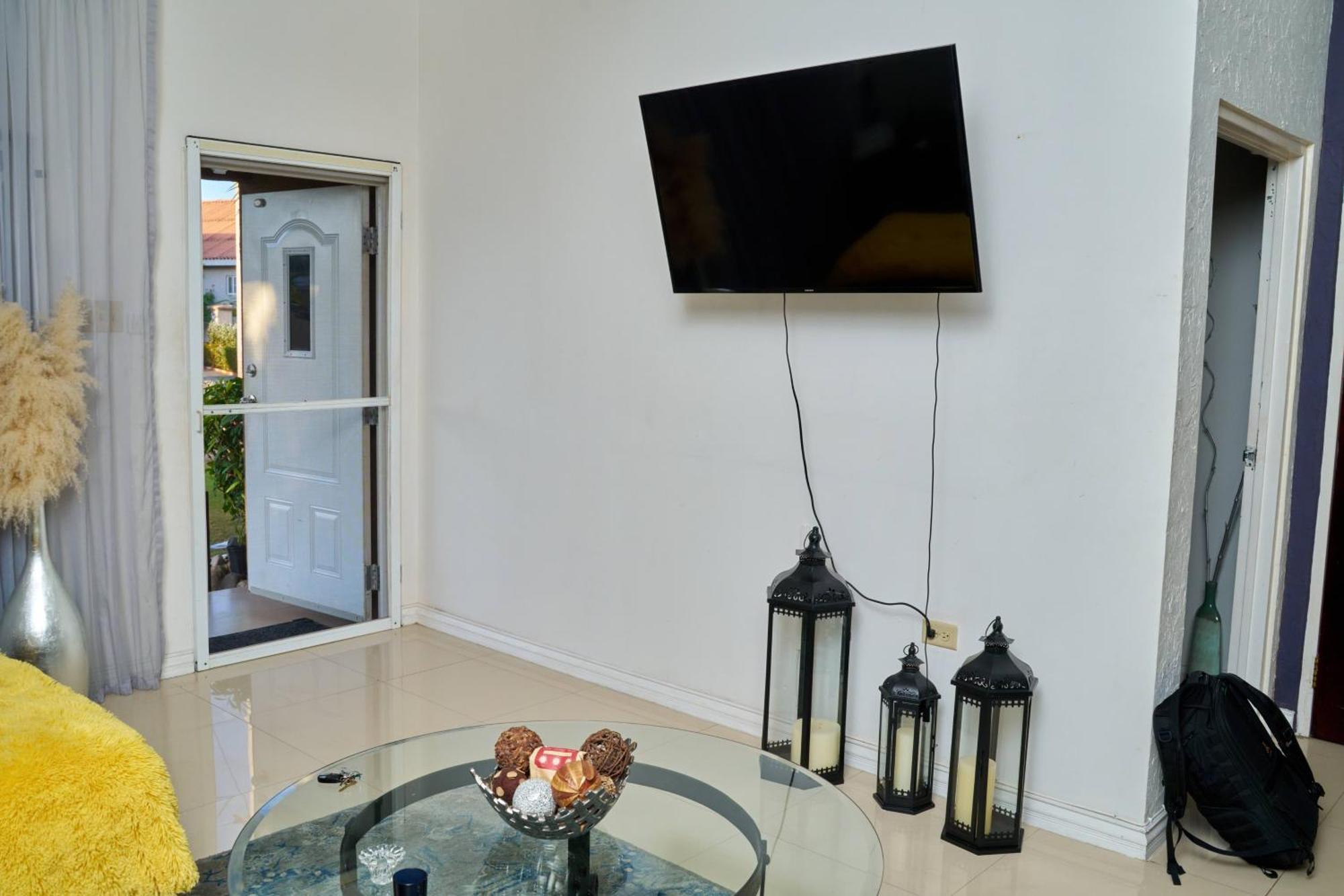 Caribbean Estates, 10 Mins From The Beach, Beautiful Gated Community Portmore Bagian luar foto